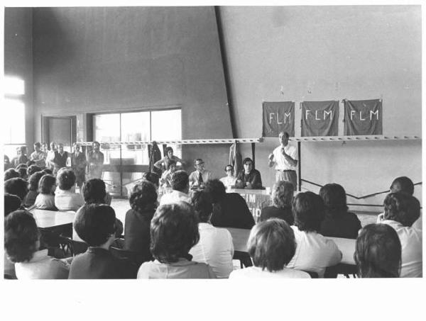 Imperial - Interno - Assemblea congressuale in fabbrica - Tavolo della presidenza - Bandiere Flm