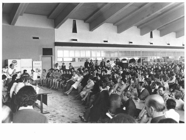 Imperial - Interno - Assemblea congressuale in fabbrica - Panoramica sulla sala - Tavolo della presidenza - Operaie con grembiule da lavoro