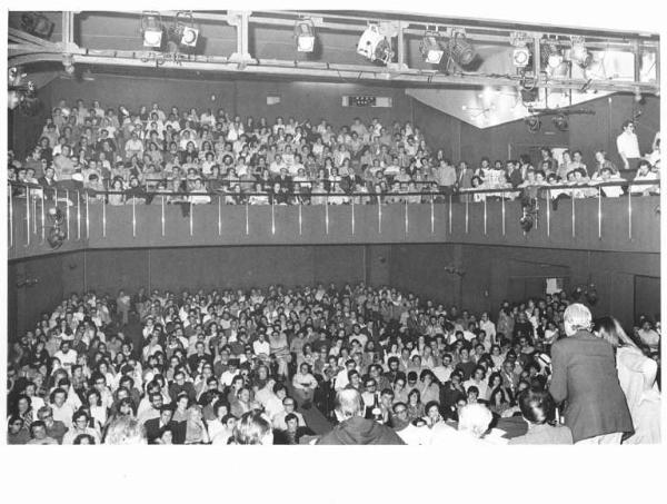 Piccolo Teatro - Interno - Manifestazione contro la repressione in Brasile - Panoramica sulla sala - Platea - Apolonio De Carvalho di spalle parla alla platea