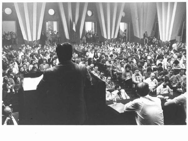 Camera del Lavoro - Salone "Di Vittorio" - Interno - Assemblea Quadri Fiom - Panoramica sulla sala - Annio Breschi al microfono di spalle - Platea