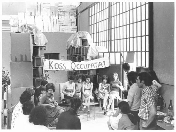 Occupazione della fabbrica Koss - Interno - Lavoratrici discutono in assemblea - Striscione