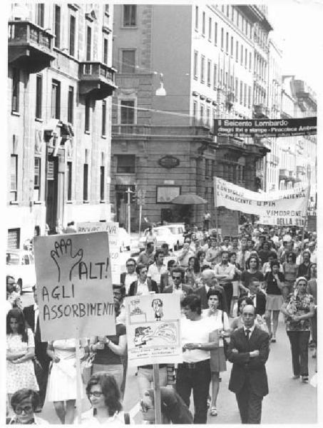 Sciopero lavoratori del commercio - Corteo in corso Venezia - Cartelli - Striscioni