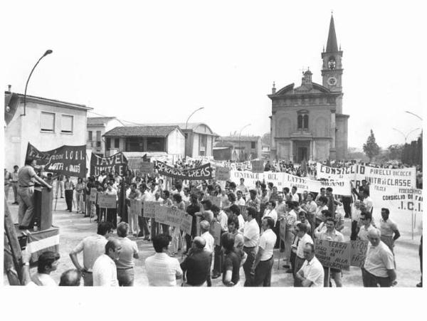 Manifestazione operai e contadini - Comizio in piazza - Striscioni - Cartelli - Chiesa