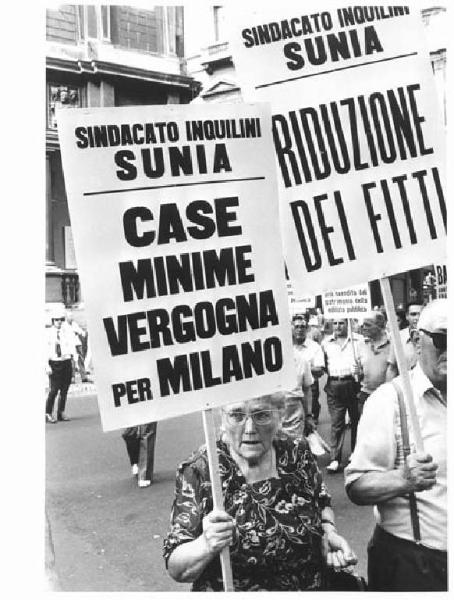 Manifestazione del sindacato inquilini (Sunia) - Corteo - Particolare: donna anziana con cartello