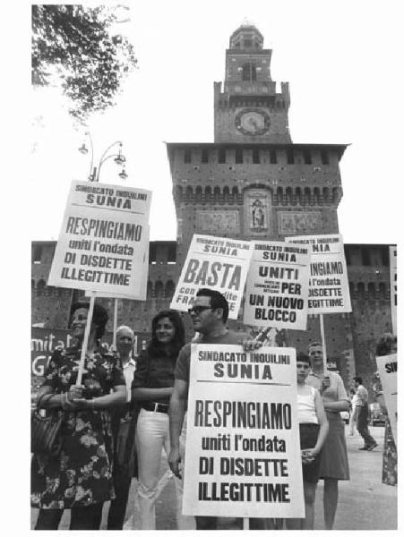 Manifestazione del sindacato inquilini (Sunia) - Manifestanti con cartelli davanti al Castello Sforzesco