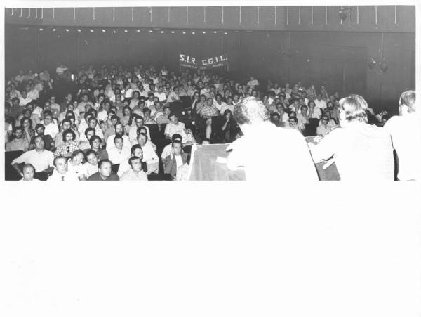 Piccolo Teatro - Interno - Assemblea dei ricercatori - Panoramica sulla sala - Platea - Striscione del Sir Cgil