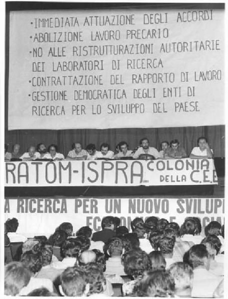 Piccolo Teatro - Interno - Assemblea dei ricercatori - Palco - Tavolo della presidenza con oratori - Striscione della Euratom Ispra - Parola d'ordine