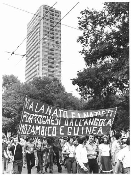 Manifestazione in solidarietà con le colonie portoghesi - Corteo - Manifestanti con striscione - Bandiere