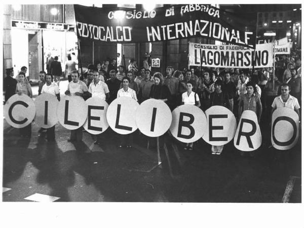 Manifestazione notturna per il Cile contro il colpo di stato - Corteo in corso Vittorio Emanuele II - Striscioni