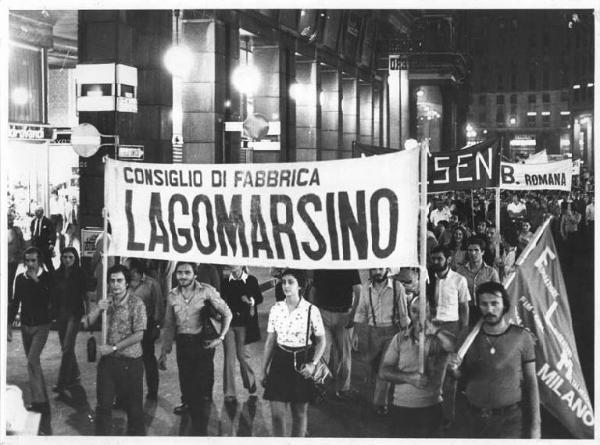 Manifestazione notturna per il Cile contro il colpo di stato - Corteo in corso Vittorio Emanuele II - Spezzone lavoratori della Lagomarsino - Striscioni - Bandiera Flm