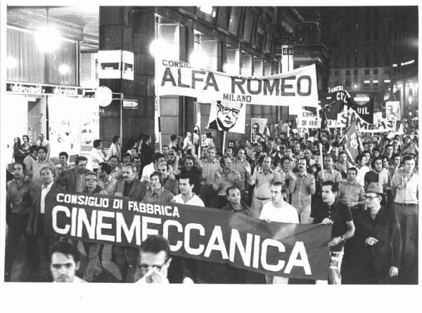 Manifestazione notturna per il Cile contro il colpo di stato - Corteo in corso Vittorio Emanuele II - Spezzone lavoratori Cinemeccanica e Alfa Romeo - Striscioni - Cartelli - Bandiere