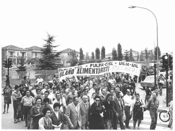 Sciopero generale a Cologno Monzese - Corteo - Spezzone lavoratori alimentaristi della Riccardi - Striscioni