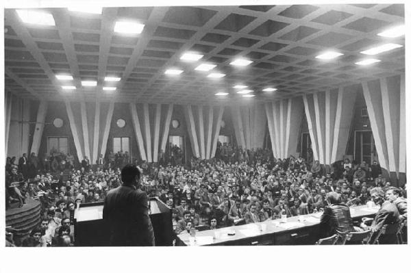 Camera del Lavoro - Salone "Di Vittorio" - Interno - Attivo regionale Cgil - Panoramica sulla sala - Rinaldo Scheda al microfono - Platea