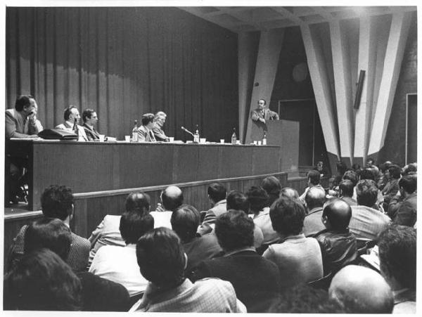 Camera del Lavoro - Salone "Di Vittorio" - Interno - Attivo regionale Cgil - Tavolo della presidenza con Annio Breschi, Lucio De Carlini, Lauro Casadio - Rinaldo Scheda al microfono