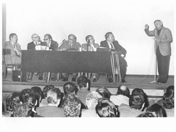 Cinema San Gregorio - Interno - Attivo regionale unitario - Palco - Tavolo della presidenza con tra gli oratori Lauro Casadio - Oratore al microfono