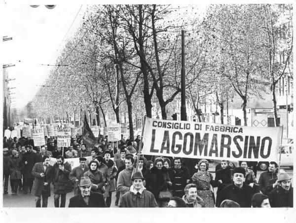 Sciopero dei lavoratori delle zone Romana e Lambrate in solidarietà con i lavoratori della Lesa - Corteo - Spezzone lavoratori della Lagomarsino - Striscioni - Cartelli - Bandiera Flm