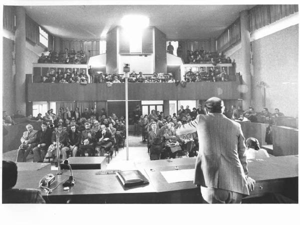 Sala del Comune di Sesto San Giovanni - Interno - Convegno sulla salute in fabbrica - Panoramica sulla sala - Palco con oratore di spalle - Platea