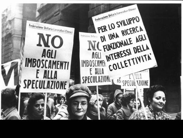 Sciopero nazionale dei lavoratori chimici - Corteo - Particolare: lavoratrici con cartelli