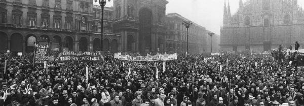 Sciopero nazionale dei lavoratori chimici - Piazza del Duomo - Comizio - Panoramica sulla piazza - Manifestanti - Striscioni - Il Duomo con impalcature