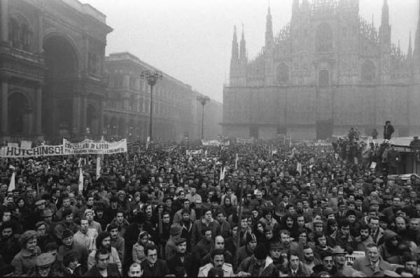 Sciopero nazionale dei lavoratori chimici - Piazza del Duomo - Comizio - Panoramica sulla piazza - Manifestanti - Striscioni - Il Duomo con impalcature