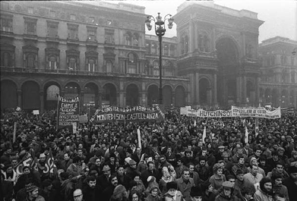 Sciopero nazionale dei lavoratori chimici - Piazza del Duomo - Comizio - Folla di manifestanti - Striscioni - Ingresso della Galleria Vittorio Emanuele II