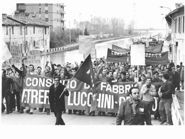 Sciopero dei lavoratori vetrai - Corteo - Spezzone lavoratori della Lucchini Perego - Operai con tuta da lavoro - Striscioni - Cartelli - Bandiere