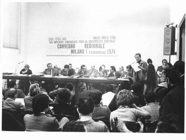 Convegno regionale unitario Inas, Inca, Ital - Interno - Tavolo della presidenza con tra gli oratori Roberto Romei e Lucio De Carlini - Parola d'ordine