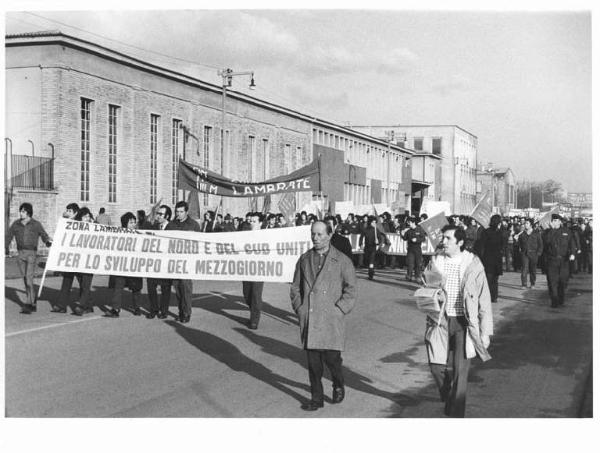 Sciopero generale per l'occupazione e le riforme - Corteo - Spezzone lavoratori della zona Lambrate - Operai con tuta da lavoro - Striscioni - Cartelli - Bandiere Fim, Fiom, Uilm