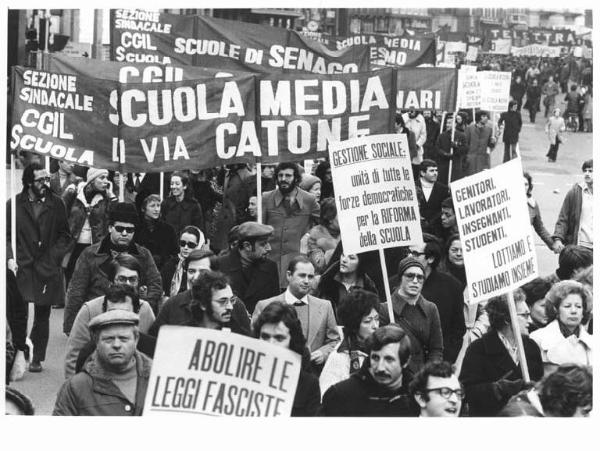 Sciopero generale per l'occupazione e le riforme - Corteo - Spezzone lavoratori della scuola - Striscioni - Cartelli