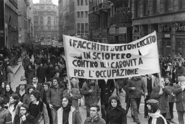 Sciopero generale per l'occupazione e le riforme - Corteo - Spezzone lavoratori dell'ortomercato - Striscioni