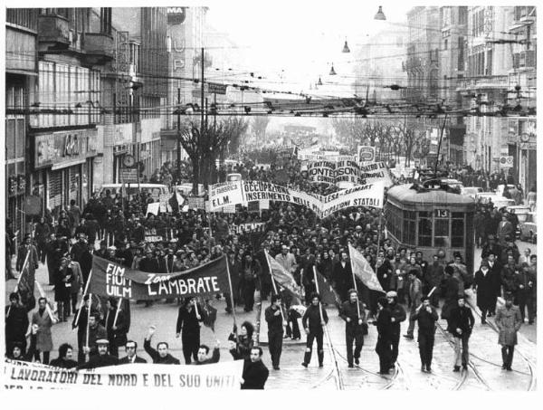 Sciopero generale per l'occupazione e le riforme - Corteo - Spezzone lavoratori della zona Lambrate - Operai con tuta da lavoro - Striscioni - Cartelli - Bandiere Flm