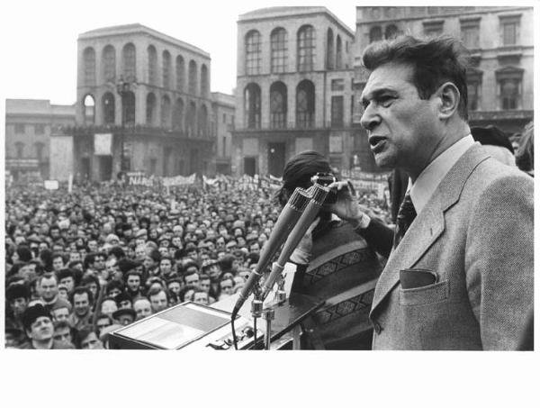 Sciopero generale per l'occupazione e le riforme - Comizio in piazza del Duomo - Luciano Lama al microfono - Fotografo - Folla di lavoratori