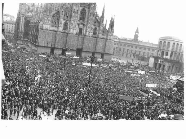 Sciopero generale per l'occupazione e le riforme - Comizio in piazza del Duomo - Panoramica sulla piazza dall'alto - Folla di lavoratori - Striscioni - Il Duomo con impalcature