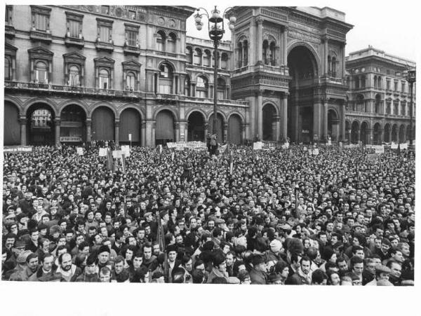 Sciopero generale per l'occupazione e le riforme - Comizio in piazza del Duomo - Folla di lavoratori - Striscioni - Bandiere - Cartelli