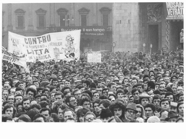 Sciopero generale per l'occupazione e le riforme - Comizio in piazza del Duomo - Folla di lavoratori - Striscioni - Cartelli