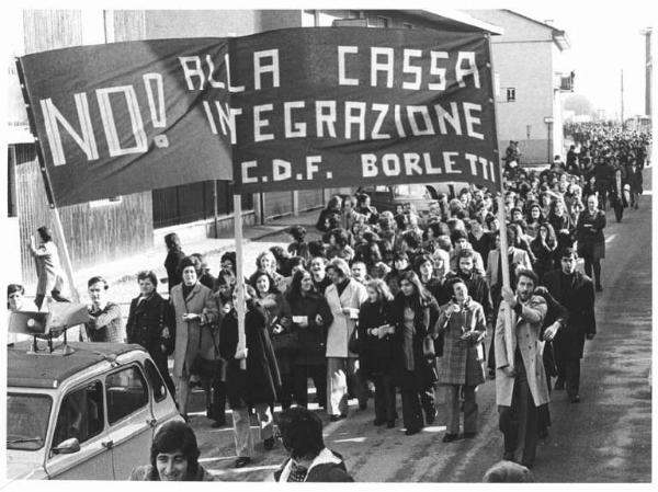 Sciopero dei lavoratori della Borletti contro la cassa integrazione - Corteo delle lavoratrici - Auto con altoparlante - Striscione