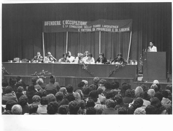 Camera del Lavoro - Salone "Di Vittorio" - Interno - Convegno femminile - Palco - Tavolo della presidenza - Oratrice al microfono - Parola d'ordine