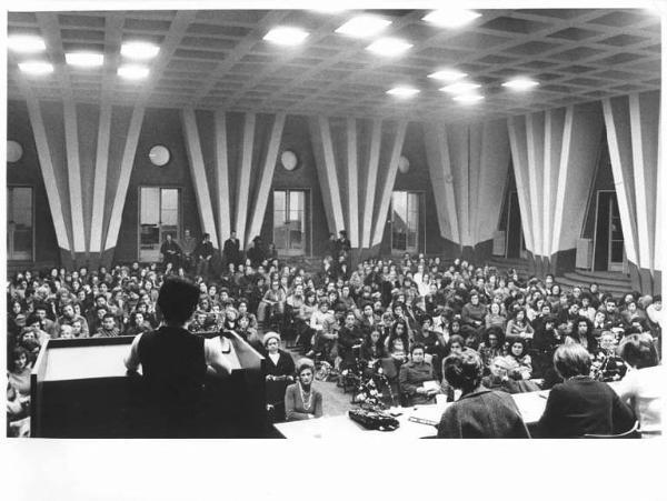 Camera del Lavoro - Salone "Di Vittorio" - Interno - Convegno femminile - Panoramica sulla sala - Oratrice al microfono di spalle - Platea