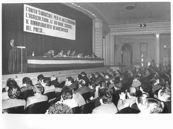 Teatro Odeon - Interno - Congresso della Cgil regionale Lombardia - Palco - Tavolo della presidenza - Lauro Casadio, segretario della Cgil Lombardia, al microfono - Parola d'ordine