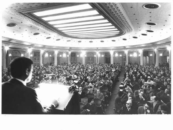 Teatro Odeon - Interno - Congresso della Cgil regionale Lombardia - Panoramica sulla sala - Lauro Casadio, segretario della Cgil Lombardia, di spalle al microfono - Platea