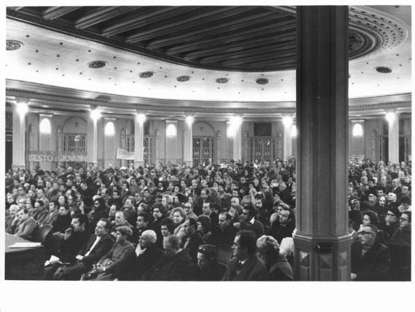 Teatro Odeon - Interno - Assemblea del Sunia, sindacato inquilini - Panoramica sulla sala - Platea - Striscioni