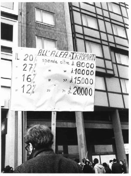 Manifestazione dei lavoratori dell'Alfa Romeo e della Siemens per chiedere servizi sociali - Presidio davanti alla sede della Regione Lombardia - Lavoratore con cartello