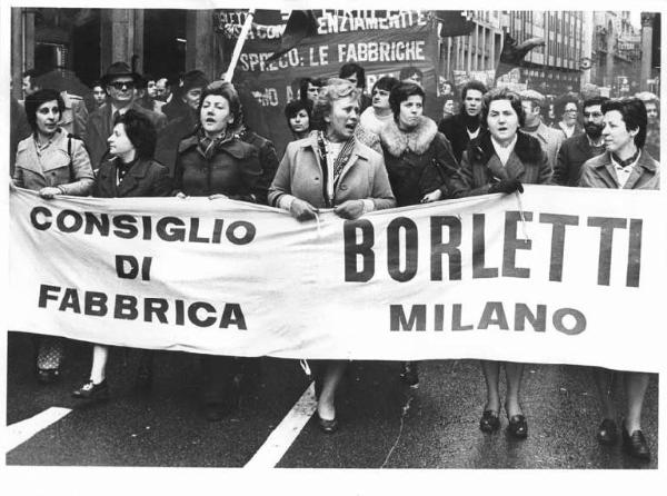 Sciopero dei lavoratori dell'Alfa Romeo, Sit Siemens e Borletti per le riforme - Corteo - Spezzone lavoratrici della Borletti - Striscione - Bandiere