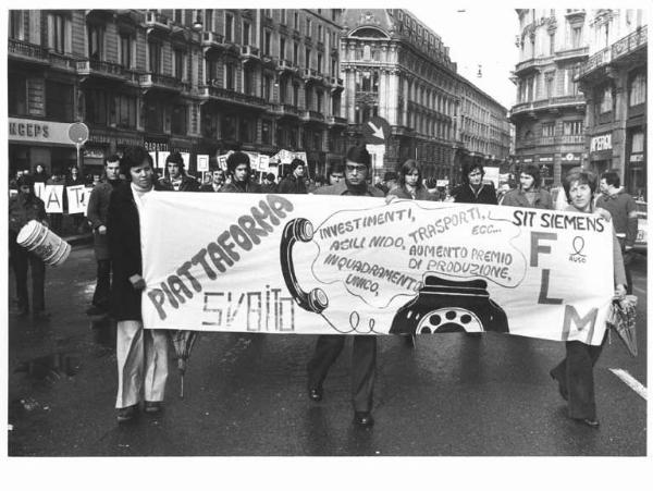 Sciopero dei lavoratori dell'Alfa Romeo, Sit Siemens e Borletti per le riforme - Corteo - Spezzone lavoratori della Sit Siemens - Striscione - Cartelli