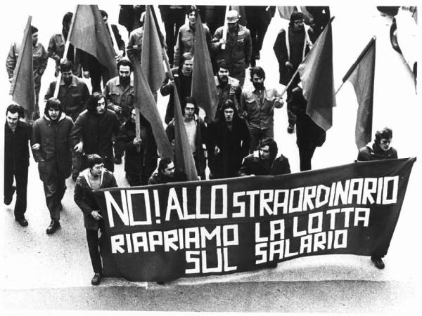 Sciopero generale - Corteo dei lavoratori - Striscione sul salario e gli straordinari - Bandiere