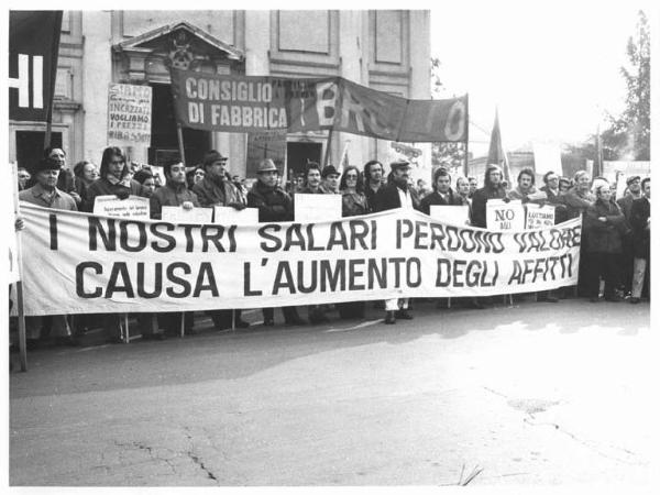 Sciopero generale - Comizio in piazza - Lavoratori con striscioni sui salari - Bandiere - Cartelli