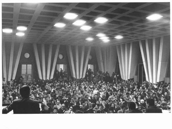 Camera del Lavoro - Salone "Di Vittorio" - Interno - Assemblea sindacale unitaria per le riforme - Panoramica sulla sala - Platea - Oratore di spalle