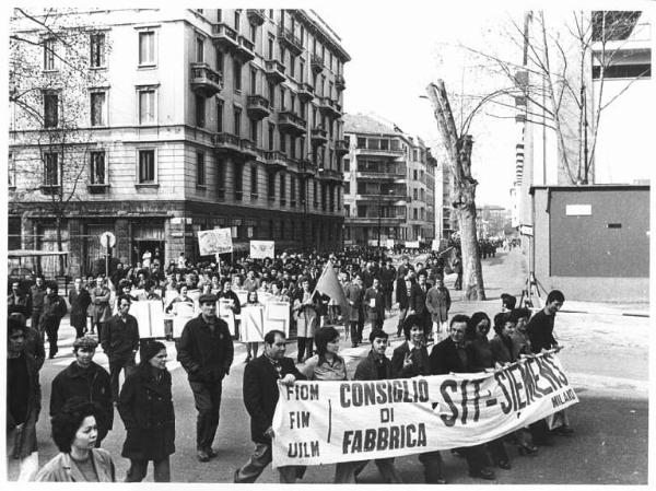 Manifestazione dei lavoratori della Sit Siemens e della Borletti - Corteo verso la Rai - Spezzone lavoratori della Sit Siemens - Operai con grembiule da lavoro - Striscioni - Cartelli - Bandiere