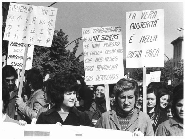 Sciopero dei lavoratori della Sit Siemens - Corteo alla Fiera di Milano - Gruppo di donne - Operaie con grembiule da lavoro - Cartelli in diverse lingue