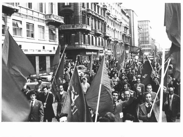 Festa della Liberazione - Manifestazione celebrativa per il 25 aprile - Corteo antifascista sotto la pioggia in corso Buenos Aires - Bandiere